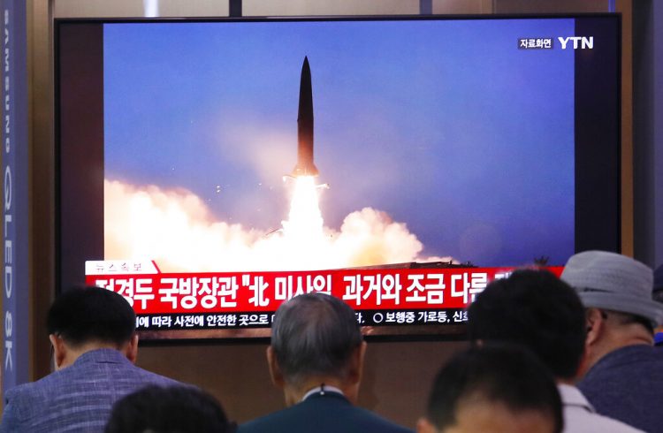 Personas ven una televisión en la que se transmite una imagen de archivo del lanzamiento de un misil norcoreano durante un programa noticioso en la estación ferroviaria de Seul, el miércoles 31 de julio de 2019, en Seúl, Corea del Sur. Foto: Ahn Young-joon / AP.