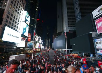 Pantallas apagadas en Times Square durante un corte de electricidad, el sábado 13 de julio de 2019 en Nueva York. (AP Foto/Michael Owens)