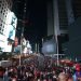Pantallas apagadas en Times Square durante un corte de electricidad, el sábado 13 de julio de 2019 en Nueva York. (AP Foto/Michael Owens)