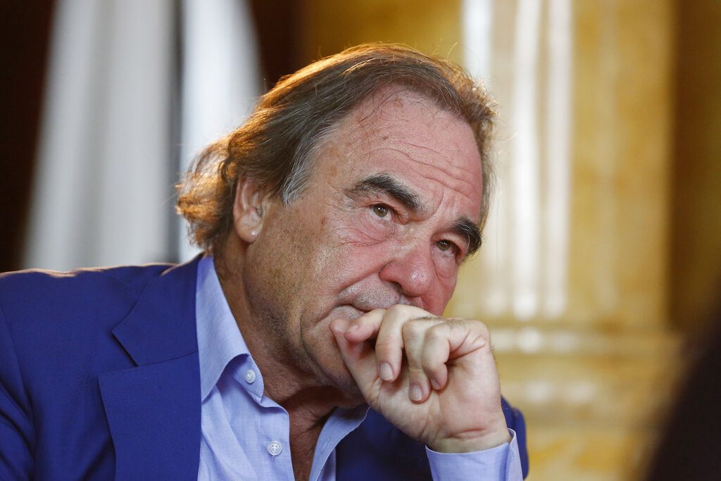 En esta foto del 15 de agosto del 2017, Oliver Stone durante una entrevista con The Associated Press. Foto: Amel Emric / AP / Archivo.