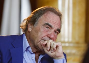 En esta foto del 15 de agosto del 2017, Oliver Stone durante una entrevista con The Associated Press. Foto: Amel Emric / AP / Archivo.