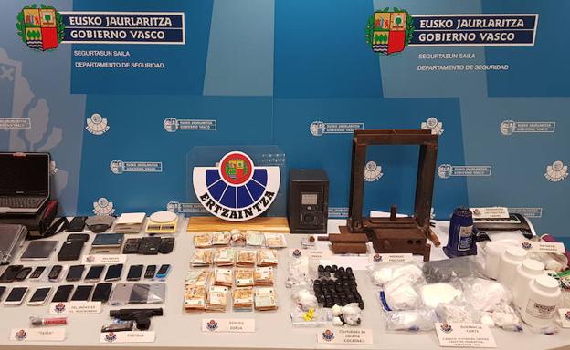 Drogas y objetos incautados por la Policía Autonómica del País Vasco en la llamada operación "Volcano". Foto: El Diario Vasco.