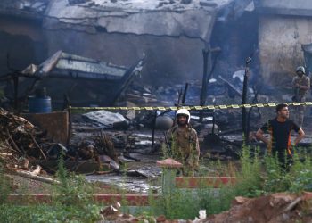 Efectivos del ejército paquistaní examinan el lugar donde cayó un avión en Rawalpindi, Pakistán, el martes 30 de julio de 2019. (AP Foto/Anjum Naveed)