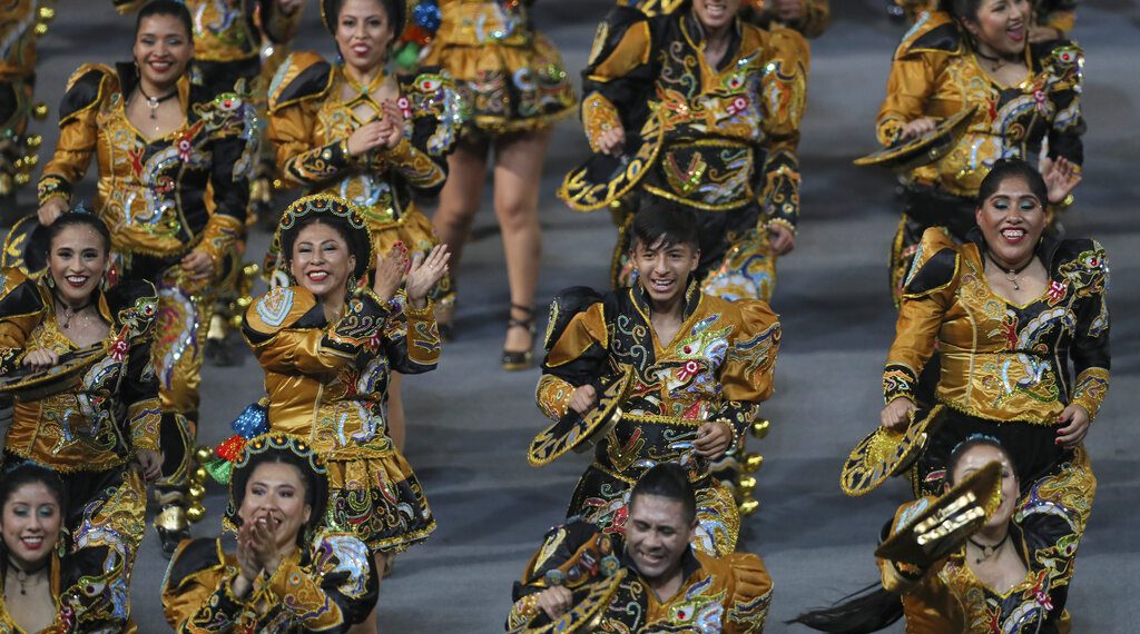 Un grupo de bailarines actúa en la inauguración de los Juegos Panamericanos de Lima, el viernes 26 de julio de 2019 (AP Foto/Fernando Llano)