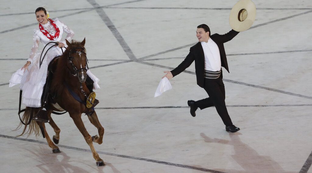 Bailarines y un caballo participan en un número de la ceremonia inaugural de los Juegos Panamericanos de Lima, el viernes 26 de julio de 2019 (AP Foto/Silvia Izquierdo)