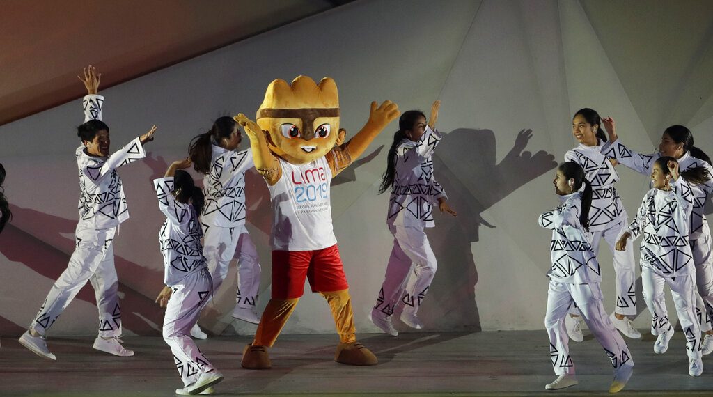 Milco, la mascota de los Juegos Panamericanos de Lima, saluda durante la ceremonia de apertura realizada el viernes 26 de julio de 2019 (AP Foto/Silvia Izquierdo)