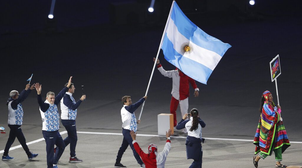 El velista argentino Javier Conte encabeza la delegación de su país en la ceremonia inaugural de los Juegos Panamericanos de Lima, el viernes 26 de julio de 2019 (AP Foto/Silvia Izquierdo)