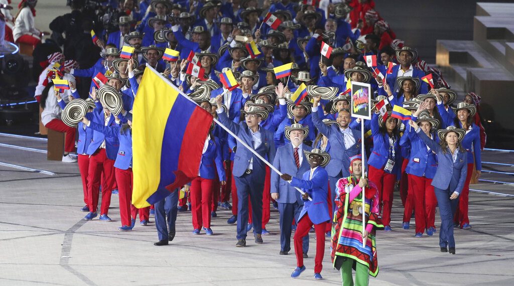 El boxeador colombiano Yuberjén Martínez porta la bandera de su país durante la ceremonia de inauguración de los Juegos Panamericanos de Lima, el viernes 26 de julio de 2019 (AP Foto/Fernando Llano)