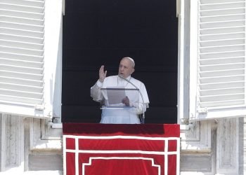 El papa Francisco saluda a los fieles tras la oración del Angelus desde la ventana de su estudio con vista a la plaza de San Pedro, en el Vaticano, el domingo 21 de julio de 2019. (AP Foto/Gregorio Borgia)