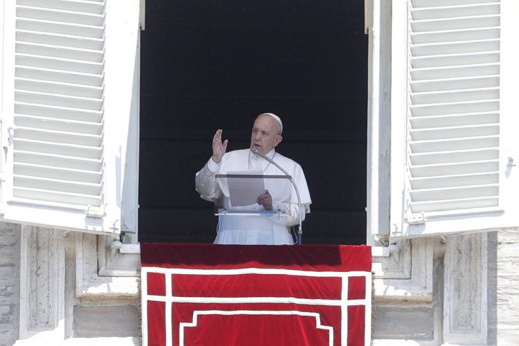 El papa Francisco saluda a los fieles tras la oración del Angelus desde la ventana de su estudio con vista a la plaza de San Pedro, en el Vaticano, el domingo 21 de julio de 2019. (AP Foto/Gregorio Borgia)