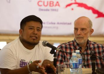Los integrantes de la Caravana Pastores por la Paz David López (i) y Colin Stuart, durante una conferencia de prensa de la organización religiosa, este jueves en La Habana. Foto. Yander Zamora / EFE.