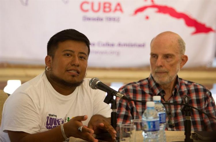 Los integrantes de la Caravana Pastores por la Paz David López (i) y Colin Stuart, durante una conferencia de prensa de la organización religiosa, este jueves en La Habana. Foto. Yander Zamora / EFE.