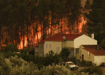 Un incendio avanza por la localidad de Chaveira, cerca de Macao, en la región central de Portugal, el lunes 22 de julio de 2019. (AP Foto/Sergio Azenha)