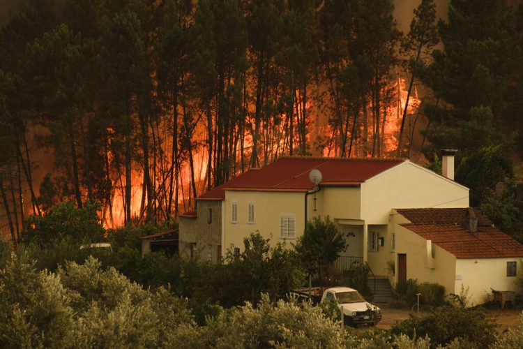 Un incendio avanza por la localidad de Chaveira, cerca de Macao, en la región central de Portugal, el lunes 22 de julio de 2019. (AP Foto/Sergio Azenha)