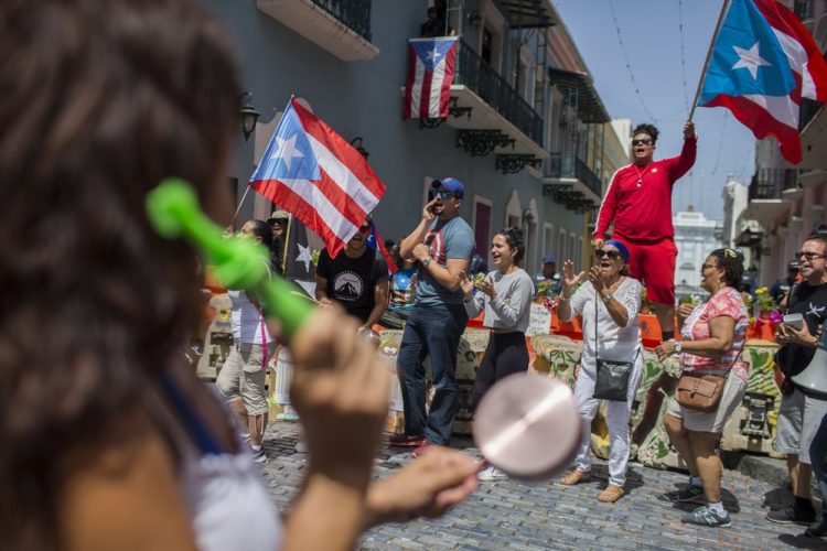 Protestas populares en San Juan de Puerto Rico. Foto: Dennis M. Rivera Pichardo/AP.
