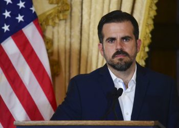 El gobernador de Puerto Rico Ricardo Rosselló durante una conferencia de prensa casi dos días después de que las autoridades federales arrestaron a la exsecretaria de educación de la isla y a otras cinco personas por cargos de desviar fondos federales a contratistas poco calificados con conexiones políticas, el jueves 11 de julio de 2019 en San Juan, Puerto Rico. (AP Foto/Carlos Giusti)