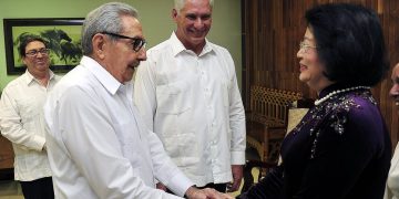 El líder del Partido Comunista de Cuba, Raúl Castro (2-i), y el presidente cubano, Miguel Díaz-Canel (c), saludan a la vicepresidenta de Vietnam, Dang Thi Ngoc Thinh, durante un encuentro en La Habana el martes 9 de julio de 2019. Foto: Estudios Revolución.