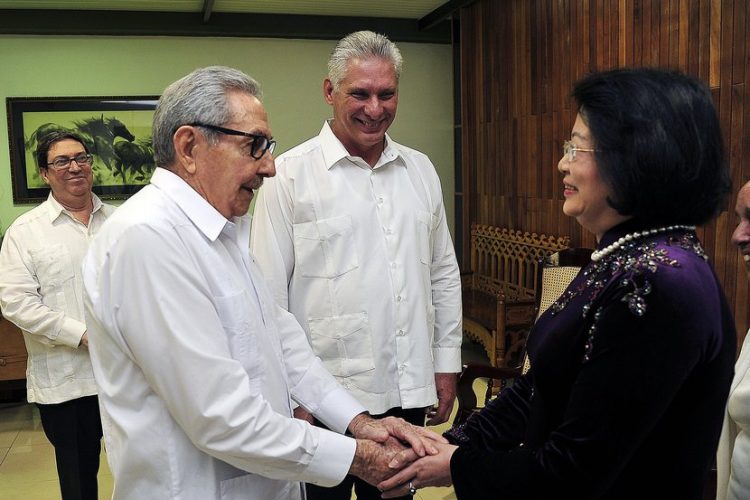 El líder del Partido Comunista de Cuba, Raúl Castro (2-i), y el presidente cubano, Miguel Díaz-Canel (c), saludan a la vicepresidenta de Vietnam, Dang Thi Ngoc Thinh, durante un encuentro en La Habana el martes 9 de julio de 2019. Foto: Estudios Revolución.
