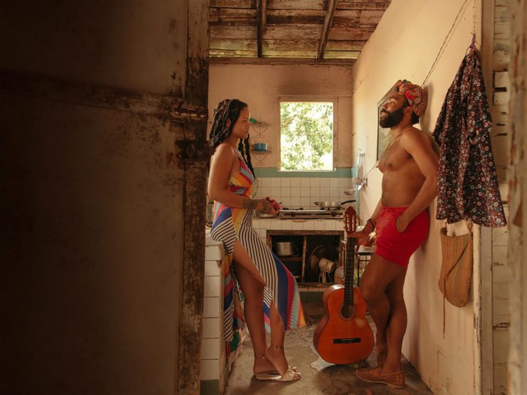 Rihanna y Donald Glover en una escena del filme "Guava Island", rodado en Cuba. Foto: Fotogramas.