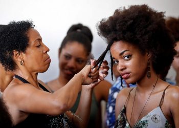 Varias mujeres realizan practicas de peinados el pasado 29 de junio del 2019, en La Habana. Foto: Ernesto Mastrascusa / EFE.