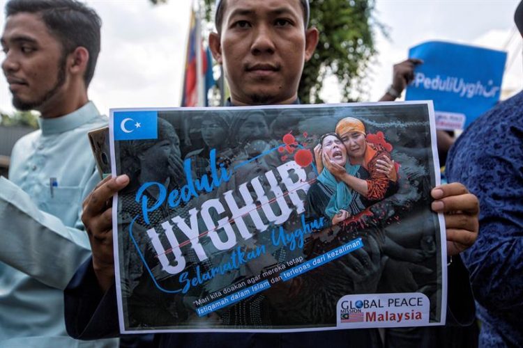 Protesta en Malasia en favor de la minoría uyghup de la región de Xinjiang. Foto: EFE.