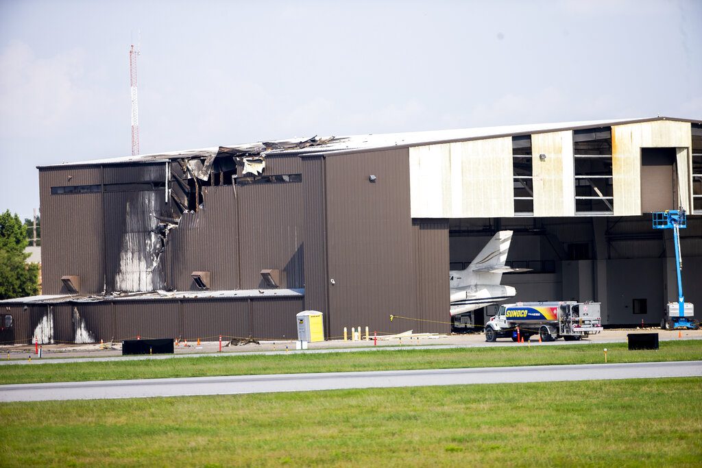 Esta imagen muestra un hangar dañado tras recibir el impacto de un avión bimotor que despegaba en el aeropuerto de Addison, Texas, el domingo 30 de junio de 2019. No hubo sobrevivientes. Foto: Shaban Athuman/The Dallas Morning News vía AP.