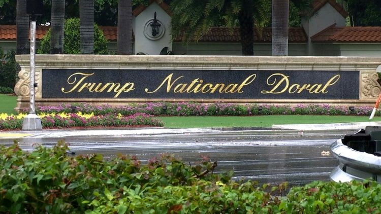 Captura de video se ve la entrada del Trump National Doral, en Doral, Florida, el 2 de junio de 2017. Foto: Alex Sanz / AP.