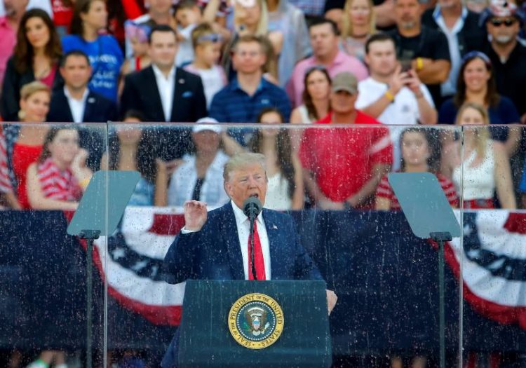 El presidente de EE.UU. Donald Trump pronuncia un discurso en las celebraciones por el Día de la Independencia, en Washington el 4 de julio de 2019. Foto: @politicalhispan / Twitter.