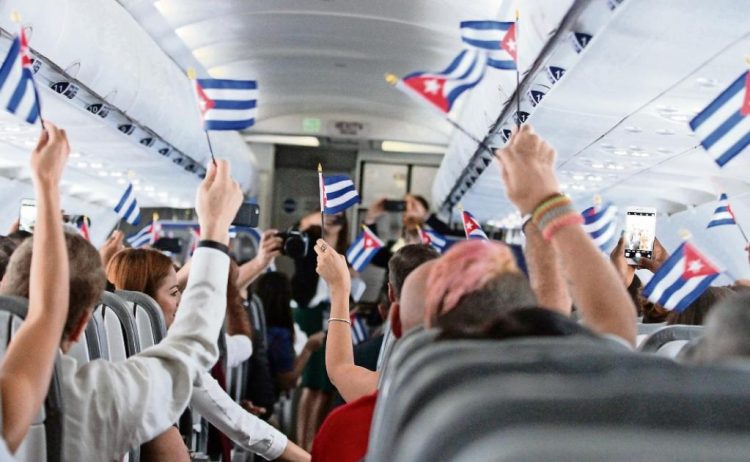 Vuelo inaugural de la compañía estadounidense JetBlue a Cuba. Los primeros viajeros ondearon banderitas cubanas. El avión aterrizó en Santa Clara en septiembre de 2016. Foto: Donald Traill / AP.