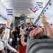 Vuelo inaugural de la compañía estadounidense JetBlue a Cuba. Los primeros viajeros ondearon banderitas cubanas. El avión aterrizó en Santa Clara en septiembre de 2016. Foto: Donald Traill / AP.