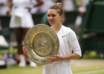 La rumana Simona Halep sostiene su trofeo tras vence a Serena Williams en la final de Wimbledon el sábado, 13 de julio del 2019.  Foto:Tim Ireland/AP.
