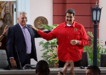 El presidente cubano Miguel Díaz-Canel (i) junto a su homólogo venezolano Nicolás Maduro en la clausura del Foro de Sao Paulo en Caracas, el domingo 28 de julio de 2019. Foto: Rayner Peña / EFE.