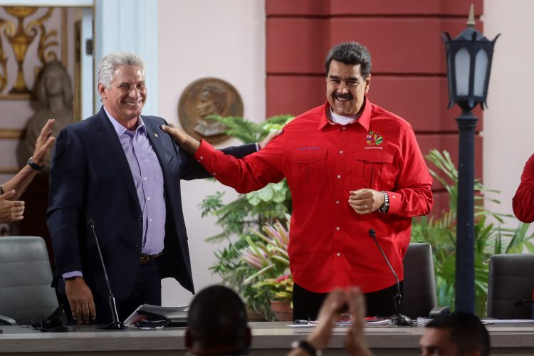 El presidente cubano Miguel Díaz-Canel (i) junto a su homólogo venezolano Nicolás Maduro en la clausura del Foro de Sao Paulo en Caracas, el domingo 28 de julio de 2019. Foto: Rayner Peña / EFE.