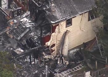 Imagen de la casa incendiada tras recibir el impacto de una avioneta en NUeva York, el sábado 17 de agosto de 2019. Foto: nbcnewyork.com