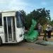 Foto del ómnibus y el automóvil involucrados en un accidente de tránsito ocurrido en Guanajay, en el occidente de Cuba, el 21 de agosto de 2019. Foto: Yanet del Valle García / Facebook.