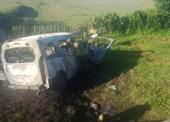 Oficiales del Ministerio del Interior de Cuba investigan en el vehículo accidentado en la madrugada de este 22 de agosto de 2019 en Majibacoa, Las Tunas, hecho en el que perdieron la vida seis personas. Foto: Tunas Visión.