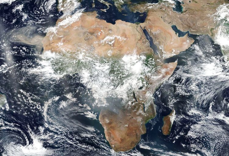 En esta imagen satelital del 26 de agosto de 2019 cortesía de la NASA se observa el continente africano. Aunque el mundo se ha centrado en los incendios que arden en la Amazonia brasileña, las imaágenes satelitales muestran un número mucho mayor de conflagraciones en el continente africano. (NASA via AP)