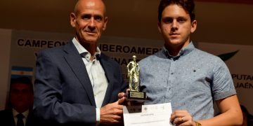 El joven ajedrecista cubano Carlos Daniel Albornoz (d) recibe su premio como subtitular del torneo iberoamericano finalizado el domingo 18 de agosto de 2019 en Linares, España. Foto: feda.org