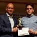 El joven ajedrecista cubano Carlos Daniel Albornoz (d) recibe su premio como subtitular del torneo iberoamericano finalizado el domingo 18 de agosto de 2019 en Linares, España. Foto: feda.org