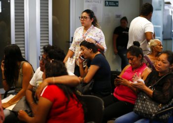 Un grupo de personas espera en el interior de la procuraduría a tener noticias de sus seres queridos luego de un ataque al bar Caballo Blanco, en Coatzacoalcos, en el estado de Veracruz, México, el 28 de agosto de 2019. Foto: Rebecca Blackwell/AP.