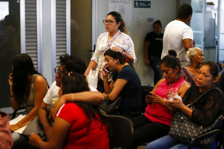 Un grupo de personas espera en el interior de la procuraduría a tener noticias de sus seres queridos luego de un ataque al bar Caballo Blanco, en Coatzacoalcos, en el estado de Veracruz, México, el 28 de agosto de 2019. Foto: Rebecca Blackwell/AP.