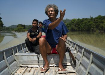 En esta imagen, tomada el 27 de agosto de 2019, Wakonkra Kayapo de la comunidad indígena kayapó, marca el camino a seguir por el río Curua mientras busca a supuestos especuladores y madereros en la reserva indígena de Bau, en Altamira, en la Amazonía brasileña, cerca de una zona de incendios. Foto: Leo Correa/AP.