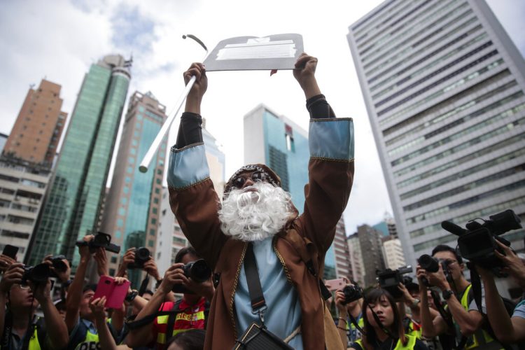 Un manifestante vestido como el personaje bíblico Moisés participa en una protesta prodemocracia en Wan Chai, Hong Kong, el 31 de agosto de 2019. Foto: Jae C. Hong/AP.