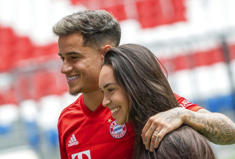 El brasileño Philippe Coutinho, ahora jugador del Bayern Munich, posa con su esposa Aina en el estadio del club en Múnich, Alemania, el lunes 19 de agosto de 2019. Foto: Peter Kneffel/dpa vía AP.