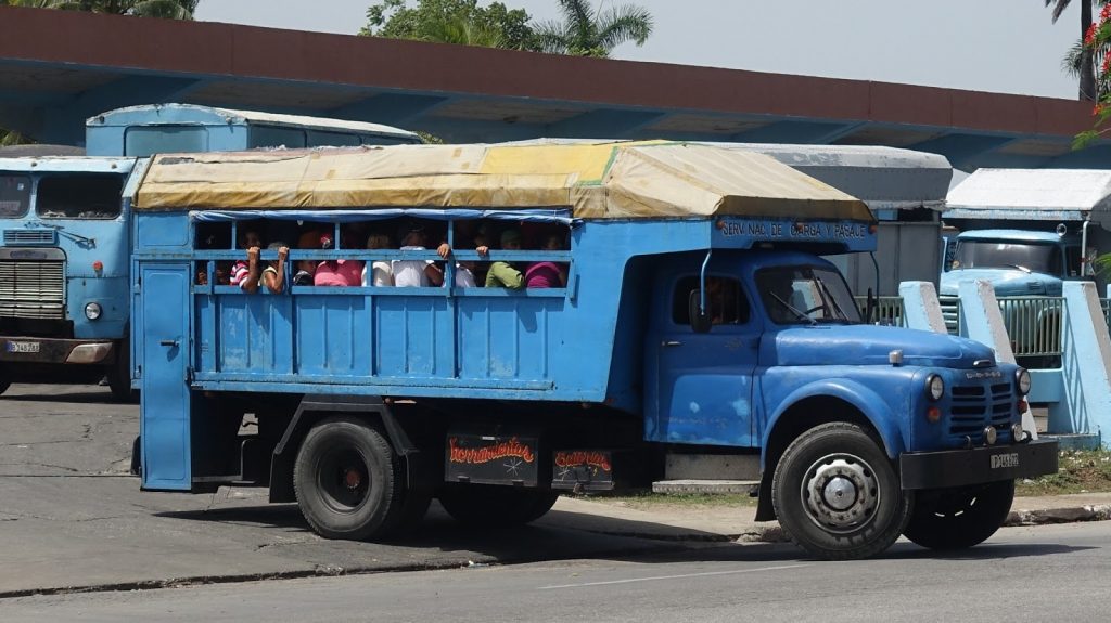 Camión privado para el transporte de pasajeros en Cuba. Foto: sunkinindia.blogspot.com