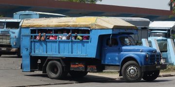 Camión privado para el transporte de pasajeros en Cuba. Foto: sunkinindia.blogspot.com