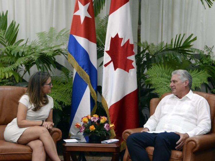 El presidente cubano Miguel Díaz-Canel recibió el miércoles a la canciller canadiense en La Habana. Foto: Estudios Revolución/Cubadebate.