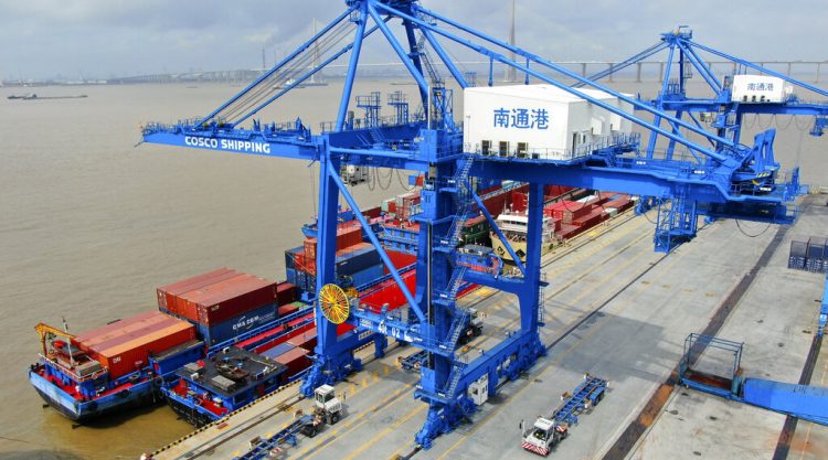 Contenedores siendo cargados en un buque en el puerto de Nantong, en el este de China. Foto: Chinatopix vía AP / Archivo.
