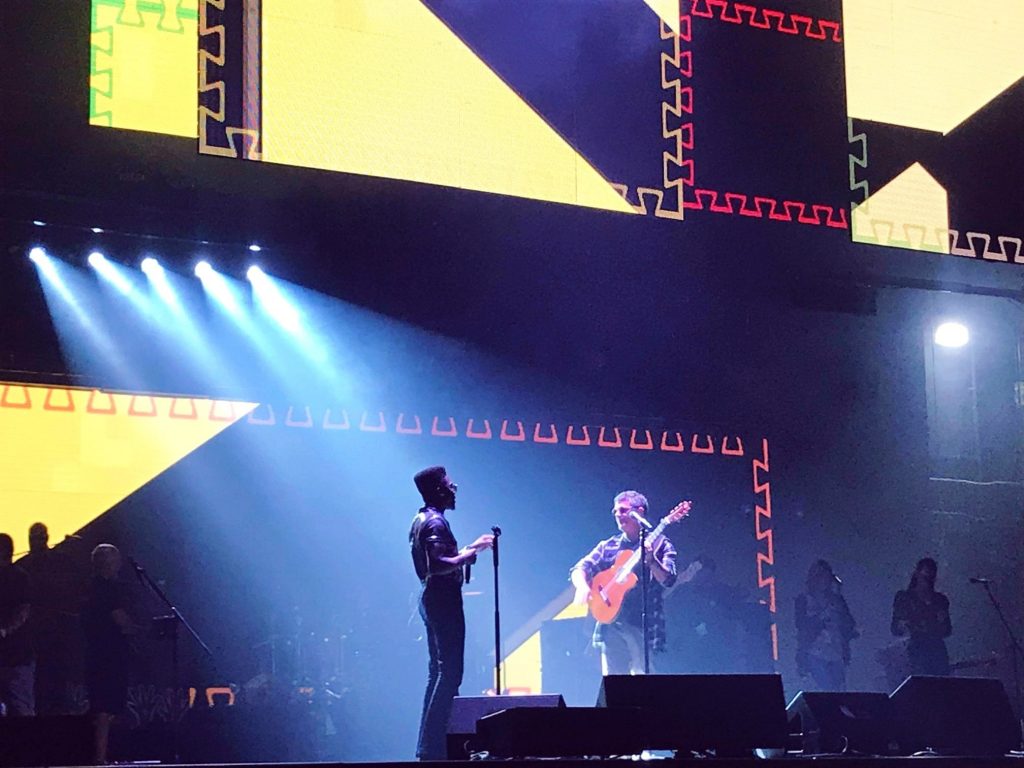 Cimafunk con Alejando Sanz en el Madison Square Garden. Foto: @CimafunkOficial/FB.