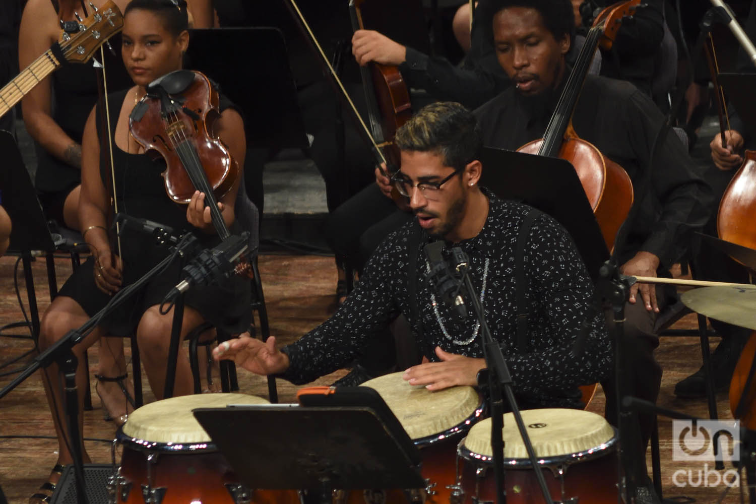 El percusionista José Julián Morejón en el concierto "Clásicos a lo cubano", en el Teatro Nacional de La Habana. Foto: Otmaro Rodríguez.